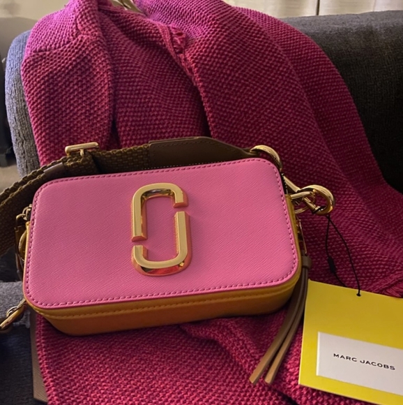 NWT- Marc Jacobs Camera Bag. Vibrant Pink /Tan Crossbody with Gold Accents - Picture 4 of 5